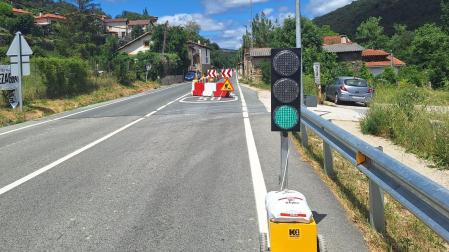 El paso del tráfico ha quedado regulado con semáforos mientras dure la obra en la travesía de Zuriain