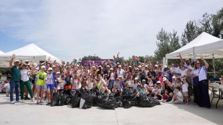 Imagen de algunos de los voluntarios que participaron en la IV Limpieza del Ebro en Tudela organizada por la Fundación Enhol y la empresa Jata Electrodomésticos
