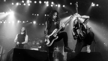 Las dos nuevas incorporaciones de Iron Maiden, Blaze Bayley y Janick Gers, a ambos lados de su fundador, Steve Harris, durante el concierto en Anaitasuna