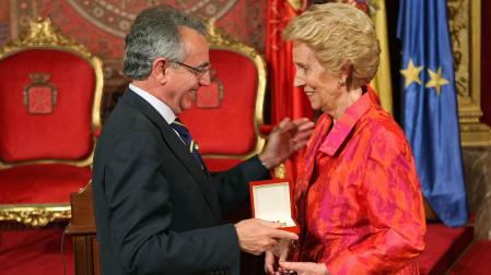 En 2010 recibió la Cruz de Carlos III de manos de Miguel Sanz