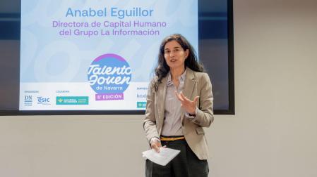 Anabel Eguíllor, directora de Capital Humano de Grupo La Información, durante la presentación de Talento Joven de Navarra 2026