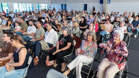 Imagen de los asistentes al acto de celebración del 75 aniversario de la SDR Arenas de Tudela, que tuvo lugar en el polideportivo de la entidad