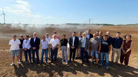 La presidenta María Chivite, en el centro, junto al resto de asistentes a la visita a las nuevas infraestructuras de regadío de Ribaforada