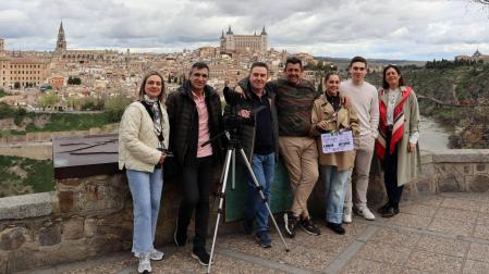 Varios miembros del equipo de rodaje y producción del documental ‘De la Paz. Devoción, historia y tradición’, con el casco urbano de Toledo, al fondo. De izquierda a derecha: Vicky Blanco, Ángel M. Chivite, Alfonso Rincón, Luis Moreno, Candela Moreno, Izan Rincón, y Davinia Pérez