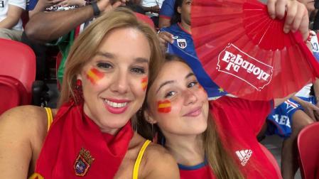 Adriana Navarro e Isabela Peña en el partido de la selección española contra Cabo Verde.
