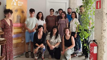 Imagen de grupo de integrantes y usuarios de la asociación Biak Bat, de Alsasua, y de parlamentarios.