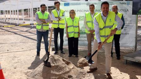 El alcalde de Tudela, Alejandro Toquero, durante la colocación de la primera piedra de las nuevas piscinas municipales de la avenida Narangel.
