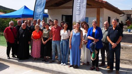 Representantes locales y personal técnico, en la inauguración ayer del PSTD Urdina en Yesa