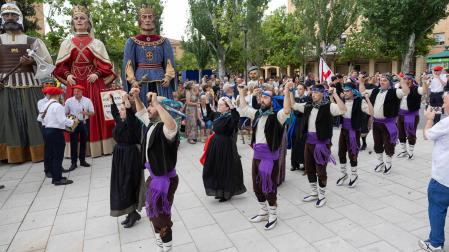 Instante del pasacalles celebrado tras el lanzamiento del cohete de las Fiestas de San Juan del Barrio de Lourdes de Tudela
