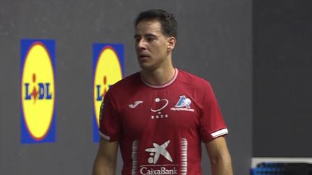 Darío Gómez, este viernes por la noche en Valcarlos con la camiseta roja que lucirá todo el año como campeón Manomanista