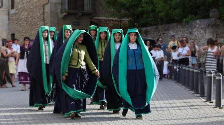 ocho jóvenes que participaron en el rito: Irune Begiristain Andueza, Nahia Goikoetxea Agirre, Ihart Goikoetxea Garde, Ane Goikoetxea Ripa, Maren Díaz Sevilla, Oskia Zubiria Olagüe, Alaia Bengoetxea Crespo y Malen Aldaz Cid.