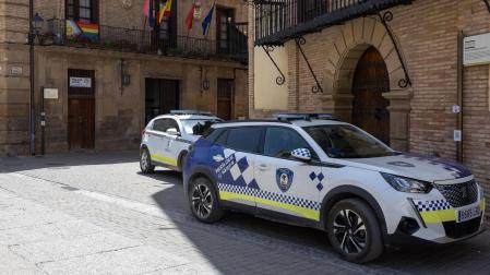 Dos coches de la Policía Local de Corella, ante su sede ubicada en la planta baja de la Casa Consistorial
