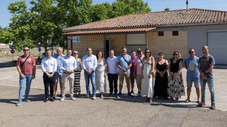 Imagen de las autoridades presentes en la visita a la reforma del aula de la DGT en Tudela