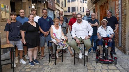 Sentados en el centro, la Abuela de Tudela 2026, Mari Carmen Pérez Casas; y el Tabernero Popular, Marcos Milagro Miramón, junto a familiares, amigos y miembros de la peña Moskera