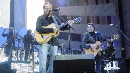 Joaquín Sabina lanza una mirada cómplice a Joan Manuel Serrat durante una de las primeras canciones del concierto