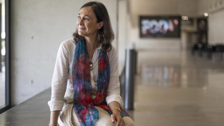 Ruth Gutiérrez Delgado, en el interior del edificio de la Facultad de Comunicación de la Universidad de Navarra.