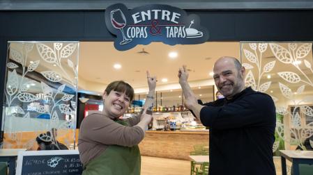 Los propietarios, Itziar Mauleón Sserrano Y Néstor Gil Eraso, frente a su bar 'Entre copas y tapas'