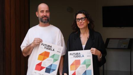 Alfredo Martínez, de Asalto Proyectos Culturales, y Reyes Carmona Blasco, concejala de Cultura, en la presentación de la tercera edición de Cultura Tudela.