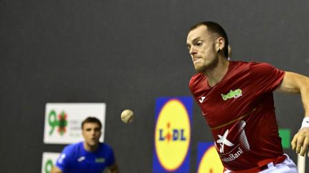 Unai Laso ejecuta un saque en presencia de Jon Ander Peña en el Atano III