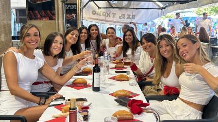 Almuerzo sanferminero en la Plaza del Castillo.