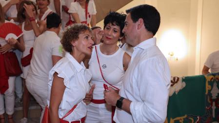 El lehendakari Imanol Pradales, hablando en el consistorio pamplonés con la presidenta María Chivite y la ministra Elma Saiz este 6 de julio