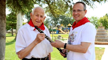 Juan Escribano Cañada, trombonista y archivero en La Pamplonesa hasta 1995, junto a su hijo Juan Escribano Martínez, actual clarinetista en La Pamplonesa.