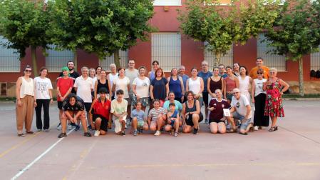 Los participantes de una de las jornadas del curso organizado por la Asociación Cultural Muga en el patio del colegio público Elvira España de Tudela