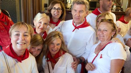 Fotos de Alberto Núñez Feijóo en el Baile de la Alpargata en las fiestas de San Fermín 2026
