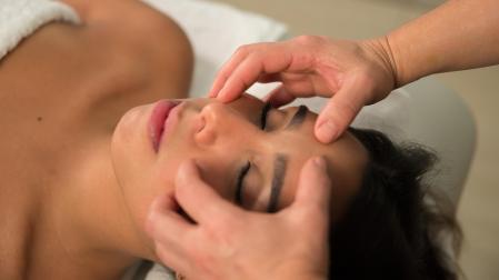 En el tratamiento facial se utiliza cosmética orgánica que nutre, hidrata y revitaliza la piel