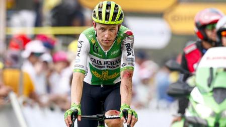 Alex Molenaar entra en meta con una mano rota.