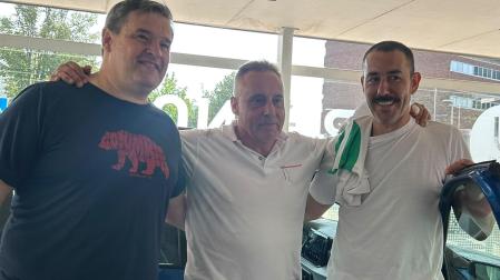 Jokin Zuasti, en el centro, llega acompañado de dos amigos a Urgencias del Hospital Universitario de Navarra.