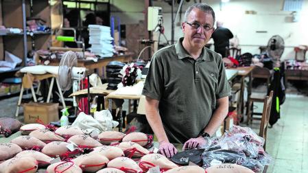 Héctor Pérez, gerente de Las Tres ZZZ, en la fábrica taller, junto a las botas que reciben para su puesta a punto
