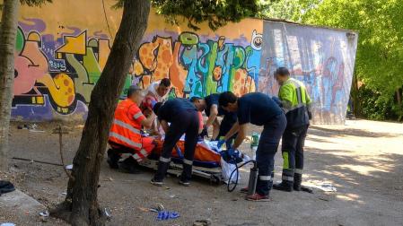 El herido, atendido en el lugar por los servicios sanitarios.