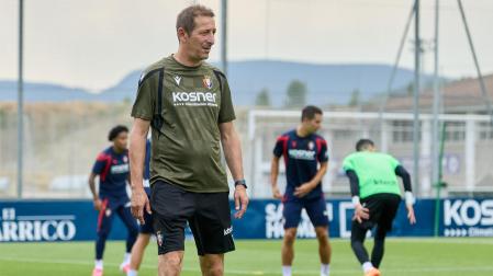 Luis Miguel Ramis, entrenador de Osasuna, en la sesión del pasado viernes en Tajonar