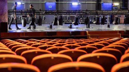 Las varas del Teatro Gaztambide descienden hasta el escenario para que el equipo técnico pueda trabajar sin necesidad de subirse a alguna estructura