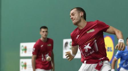 Unai Laso se dispone a golpear la pelota este martes, en la final de la Feria de San Fermín