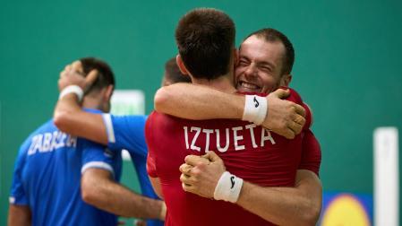 Unai Laso se abraza a Iztueta tras imponerse en la final de San Fermín.