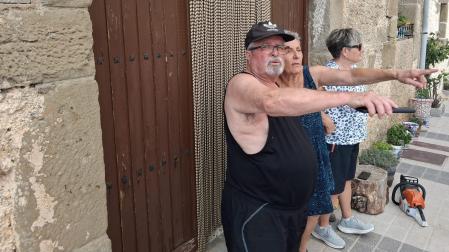 Vecinos de Petilla de Aragón, este jueves por la tarde.