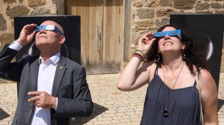Observar el eclipse sin unas gafas adecuadas y homologadas (deben cumplir la norma internacional ISO 12312-2) puede ocasionar daños irreversibles en los ojos