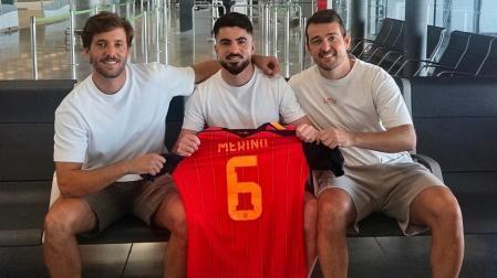 Unai Roldán, Álvaro Garrido e Ismael Arratibel, esta mañana en el aeropuerto de Barajas