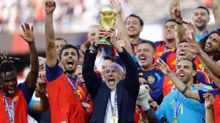 Luis de la Fuente levanta la copa de campeones del mundo.