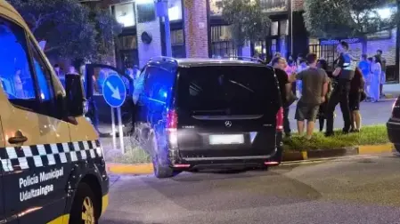 Imagen de la furgoneta en el acceso a la rotonda de la plaza Sancho Abarca, en la Rochapea