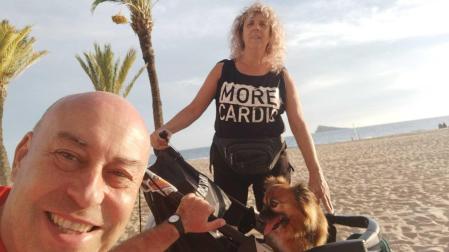 'Mariatxi', Marian Cizaurre Caro y el mariachi Chuchín Ibáñez, con la isla de Benidorm de fondo