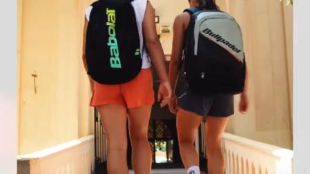 Martina Calvo y Claudia Fernández coinciden a la entrada del instituto