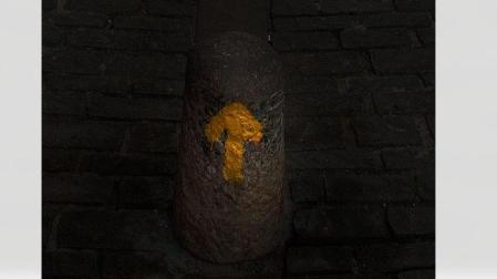 Una flecha amarilla señalizando el Camino de Santiago en Puente la Reina