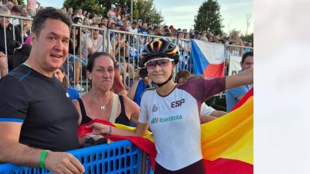 La nueva campeona europea júnior Paula Rodríguez, junto a sus padres Iván y Edurne nada más lograr su oro en el 10.000m Puntos