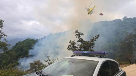 Labores de extinción en el incendio de Elbete