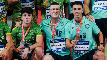 Txemari Berrueta entre el atleta de Castellón y del Capex.