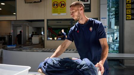 Jonathan Dubasin se unió a la expedición de Osasuna rumbo a Inglaterra