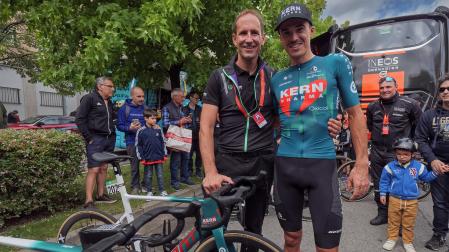 Juanjo Oroz, junto con Urko Berrade, justo después de ganar la etapa de la Vuelta a España de hace un par de años